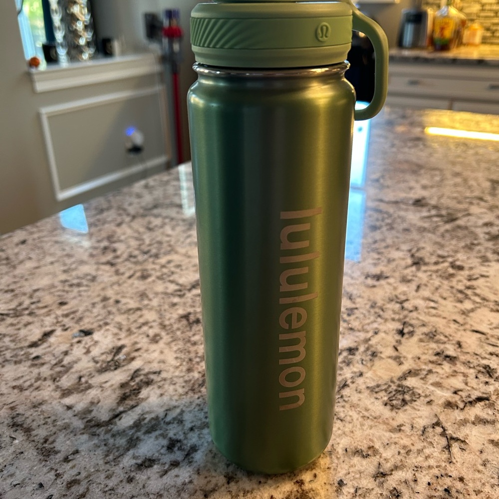 NEW Lululemon green Water Bottle never used no tag - Picture 2 of 6